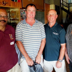 Die wenners vir die dag, met vlnr (middel) Senekal Dreyer en André Coetzee, saam met (weerskante) Tommy Wilson (skoolhoof) en Helene Segal (organiseerder)